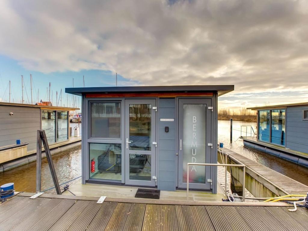 Modern Houseboat In Marina Of Volendam 호텔 외부 사진
