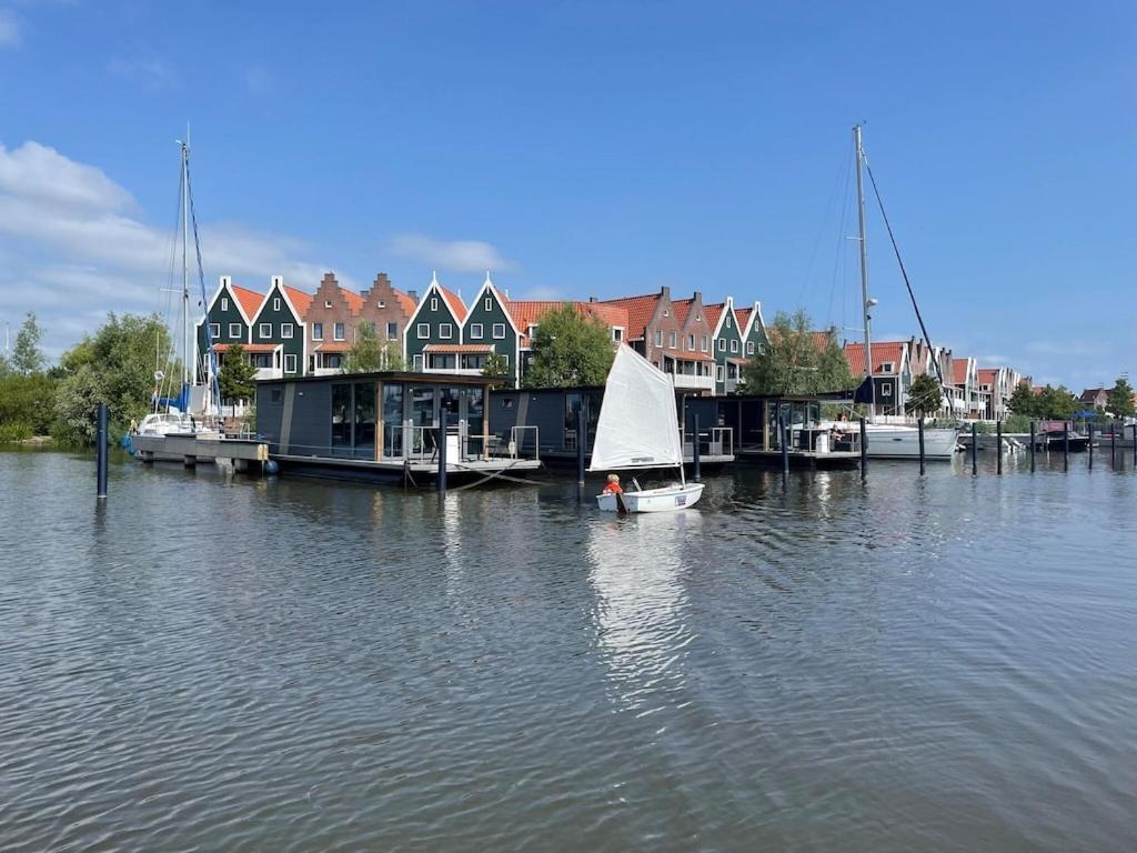 Modern Houseboat In Marina Of Volendam 호텔 외부 사진
