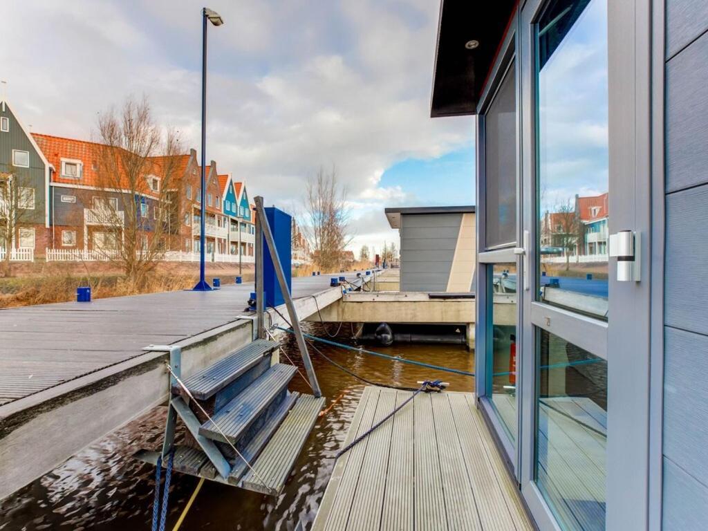 Modern Houseboat In Marina Of Volendam 호텔 외부 사진