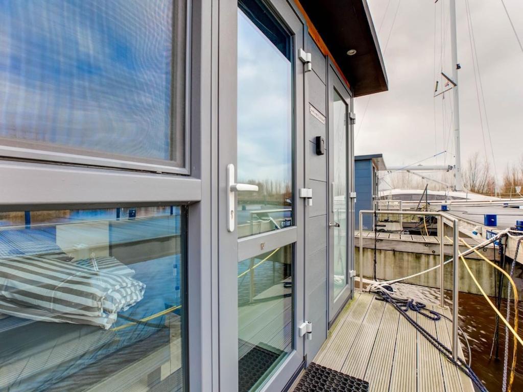 Modern Houseboat In Marina Of Volendam 호텔 외부 사진
