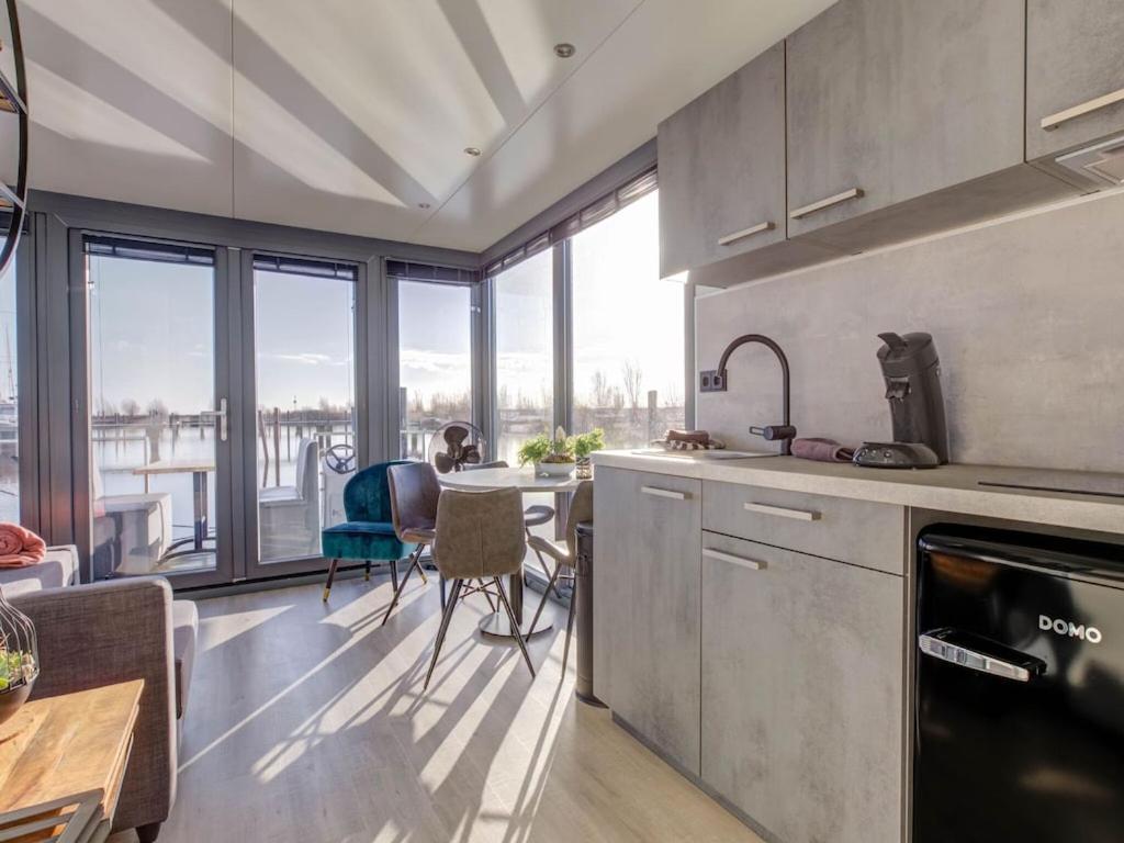 Modern Houseboat In Marina Of Volendam 호텔 외부 사진